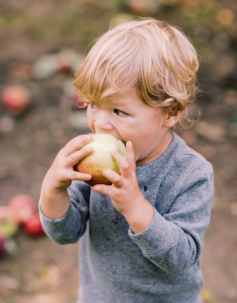 kid eating an apple