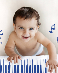 Humana - kleiner Junge als Klavierspieler